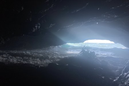 Een grot uitgesleten door de zee